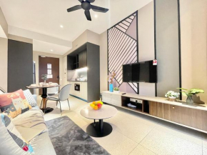 Modern 2B2B apt near Mid Valley - Wifi - Infinity Pool - Gym
